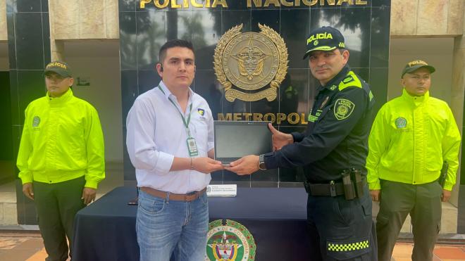 Elementos recuperados-policías entregándolos 