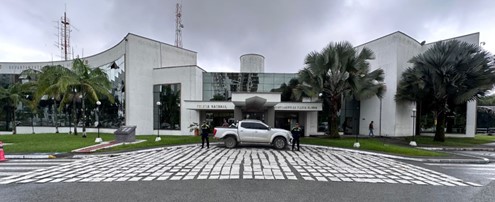 Elementos incautados-policías custodiando