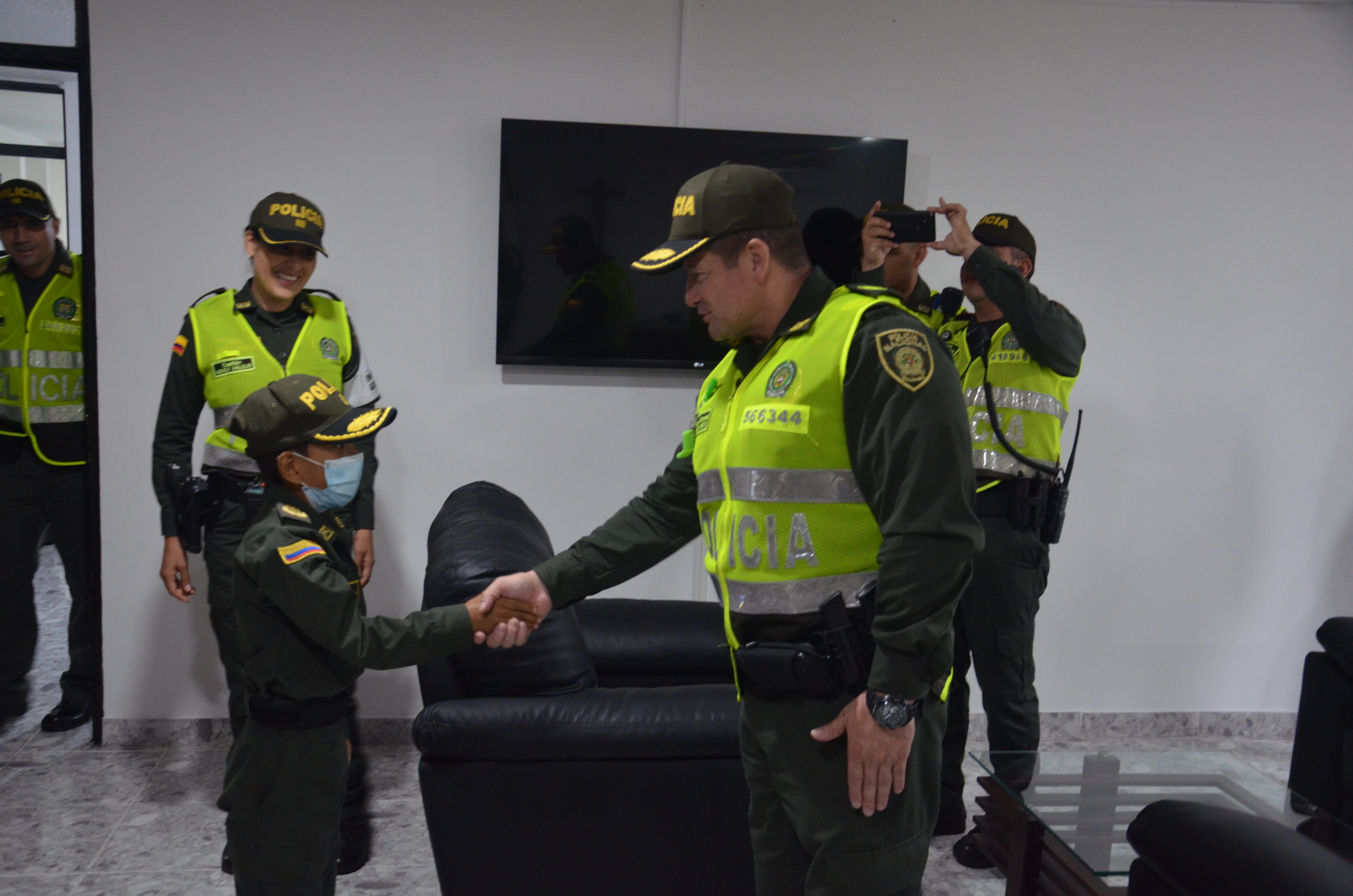 Con un gesto de amor incondicional, hemos le cumplimos el sueño a Jhonatan Erazo de ser Policía por un día.