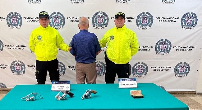 Persona capturada-policías custodiando 