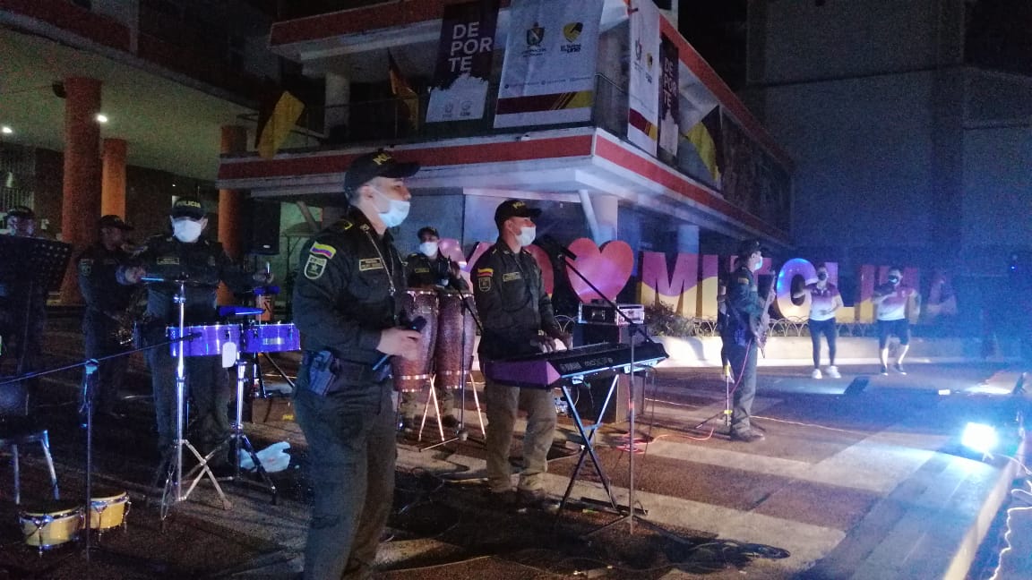 Entonamos las notas musicales del Bunde Tolimense y entregamos banderas