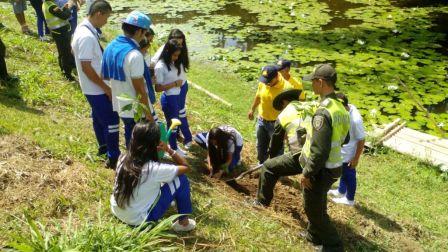 policias-con-niños-realizando-limpieza-a-humedales