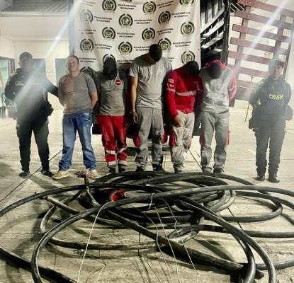 Persona capturada-policías custodiando