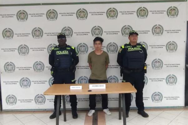 Persona capturada-policías custodiando