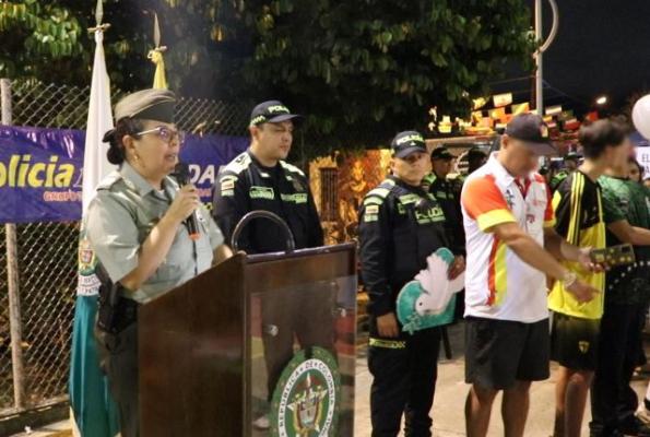La señora coronel Ruth Alexandra Díaz Gómez, comandante de la unidad, acompaño la inauguración del segundo torneo inter-barrial,  jugando por la paz y por la vida  