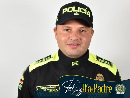 Es un padre de familia, que a pesar de sus múltiples ocupaciones siempre está con su hija