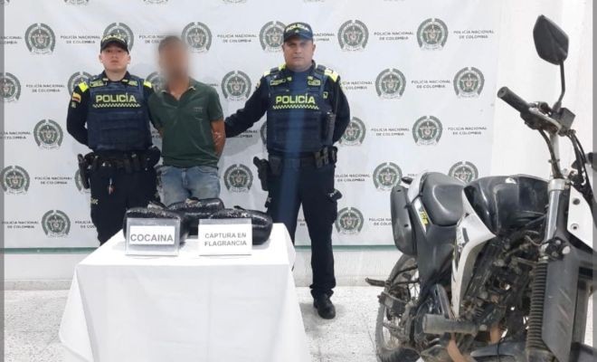 Dos policías, un capturado y una motocicleta incautada