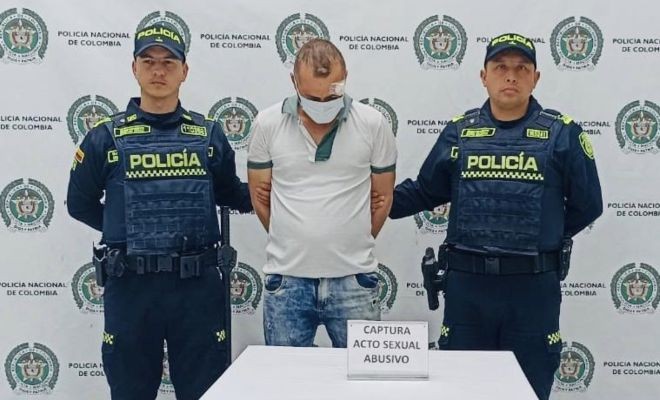 dos polic&iacute;as y una persona capturada por un delito sexual