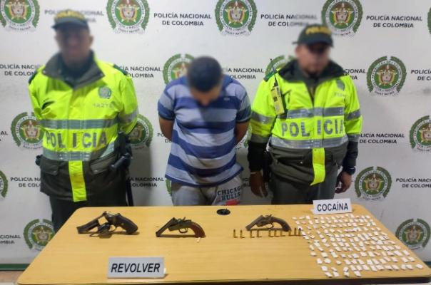 persona capturada-policías custodiando-elementos incautados