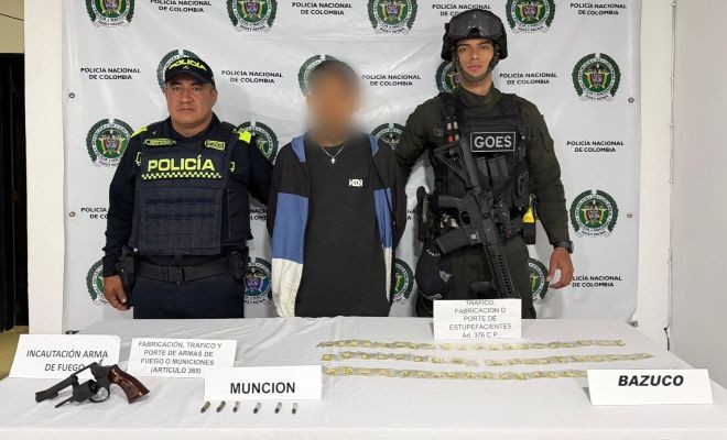 Dos policías con un capturado y elementos incautados