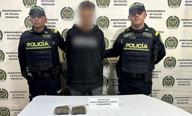 dos polic&iacute;as captores, un hombre capturado, e incautaci&oacute;n de marihuana y base de coca