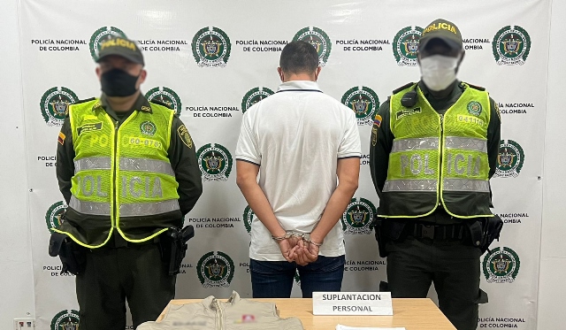 Al-hoy-capturado-se-le-encuentran-varios-elementos-utilizados-para-inspección-propios-de-la-secretaria-de-salud-de-Pereira