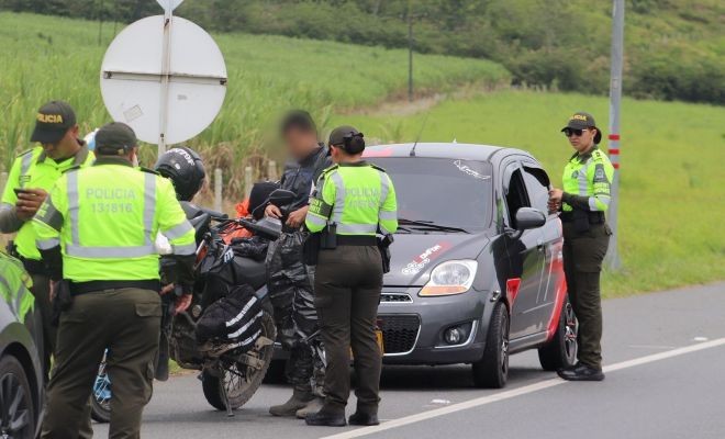 Cuatro polic&iacute;as, un veh&iacute;culo, una motocicleta, en las v&iacute;as de Risaralda