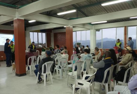 Personas reunidas con la Policía