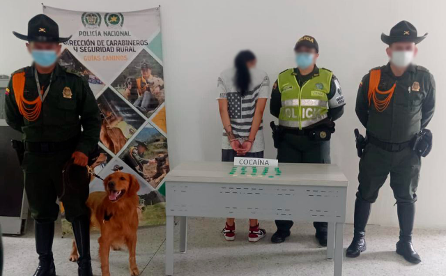 Persona capturada-policías custodiando 