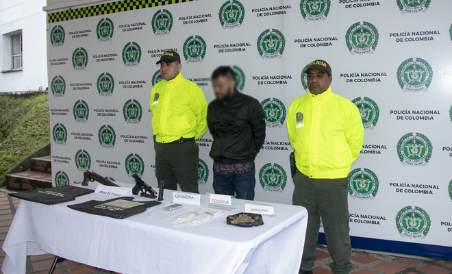 En el procedimiento judicial son incautados un arma de fuego ilegal, un arma traumática y estupefacientes  