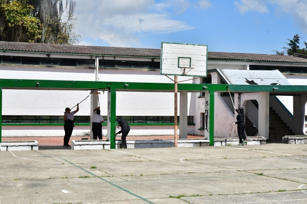 policías pintando escuela