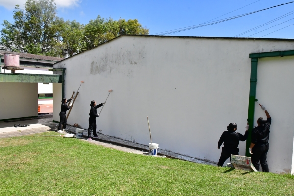 policías pintando escuela