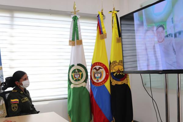 Proyección de videos de familiares de policías que se encuentran apoyando 