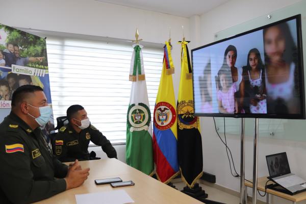 Proyección de videos de familiares de policías que se encuentran apoyando 