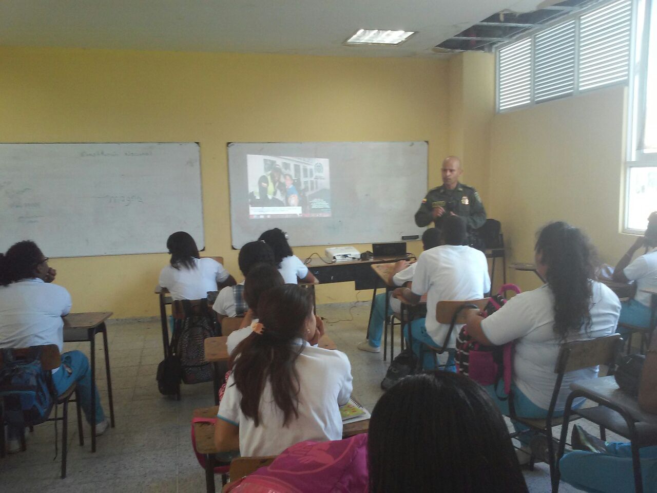 Socialización del nuevo Código Nacional de Policía a estudiantes del Brooks Hill Bilingual School