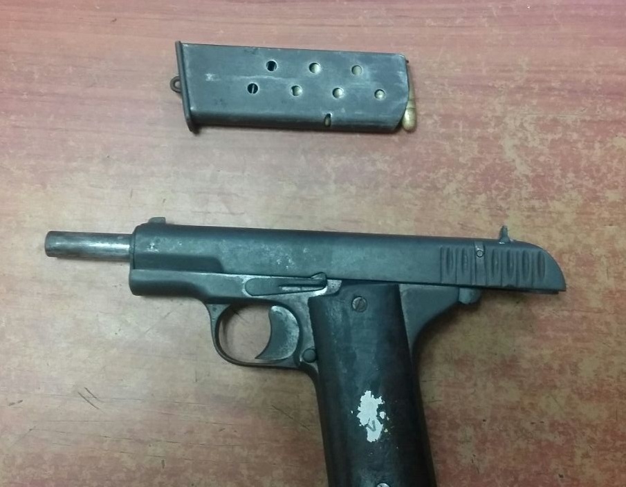 Se incauta un arma de fuego tipo pistola sin marca calibre 7.62 x 25, con su respectivo cargador y seis cartuchos para el mismo