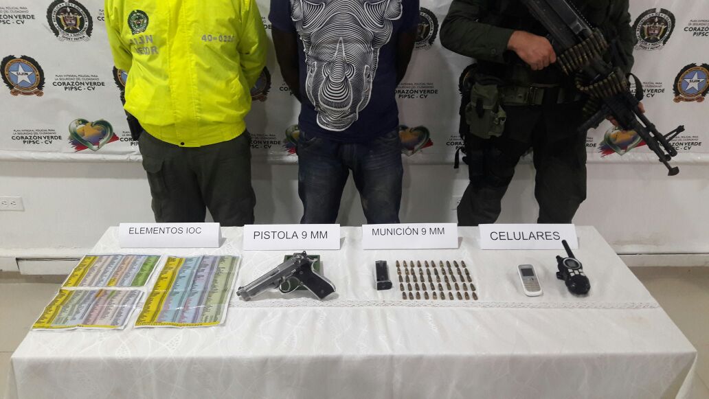 Incautación de una pistola un radio y munición 