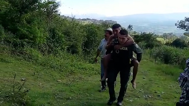 Policía cargando persona en los hombros
