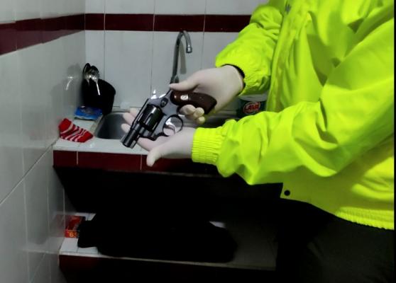 20 personas capturadas-policías custodiando