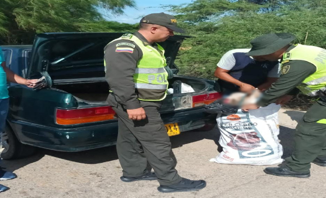 Persona capturada-policías custodiando 