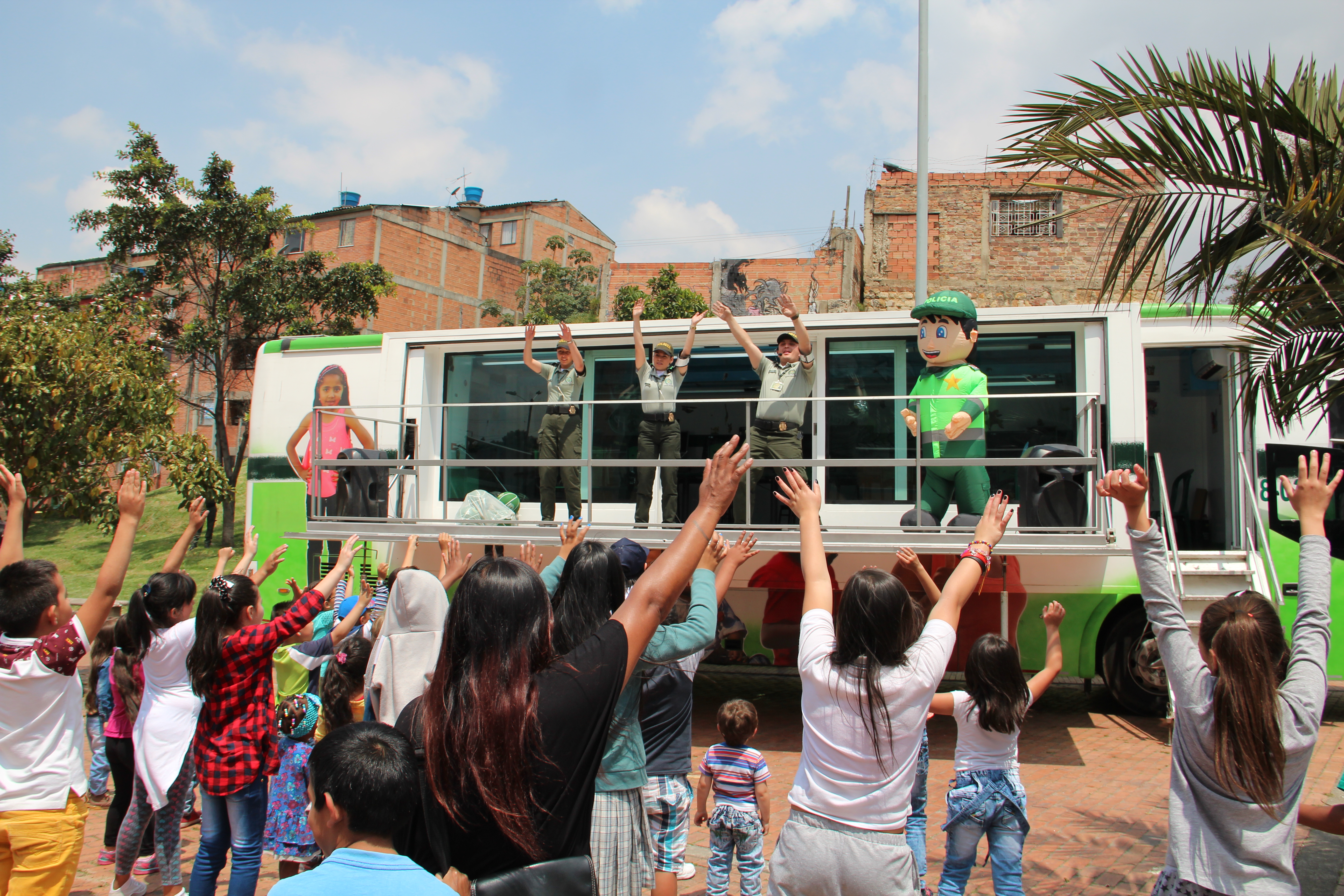actividad-bus-interactivo-con-niños,niñas-y-adolescentes