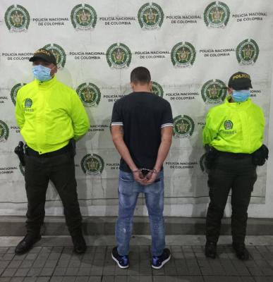 Persona capturada-policías custodiando 