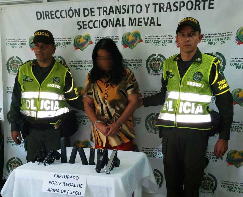 Mujer capturada con 4 armas de fuego ilegales