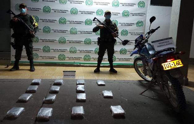 alucinógenos incautados-policías custodiando