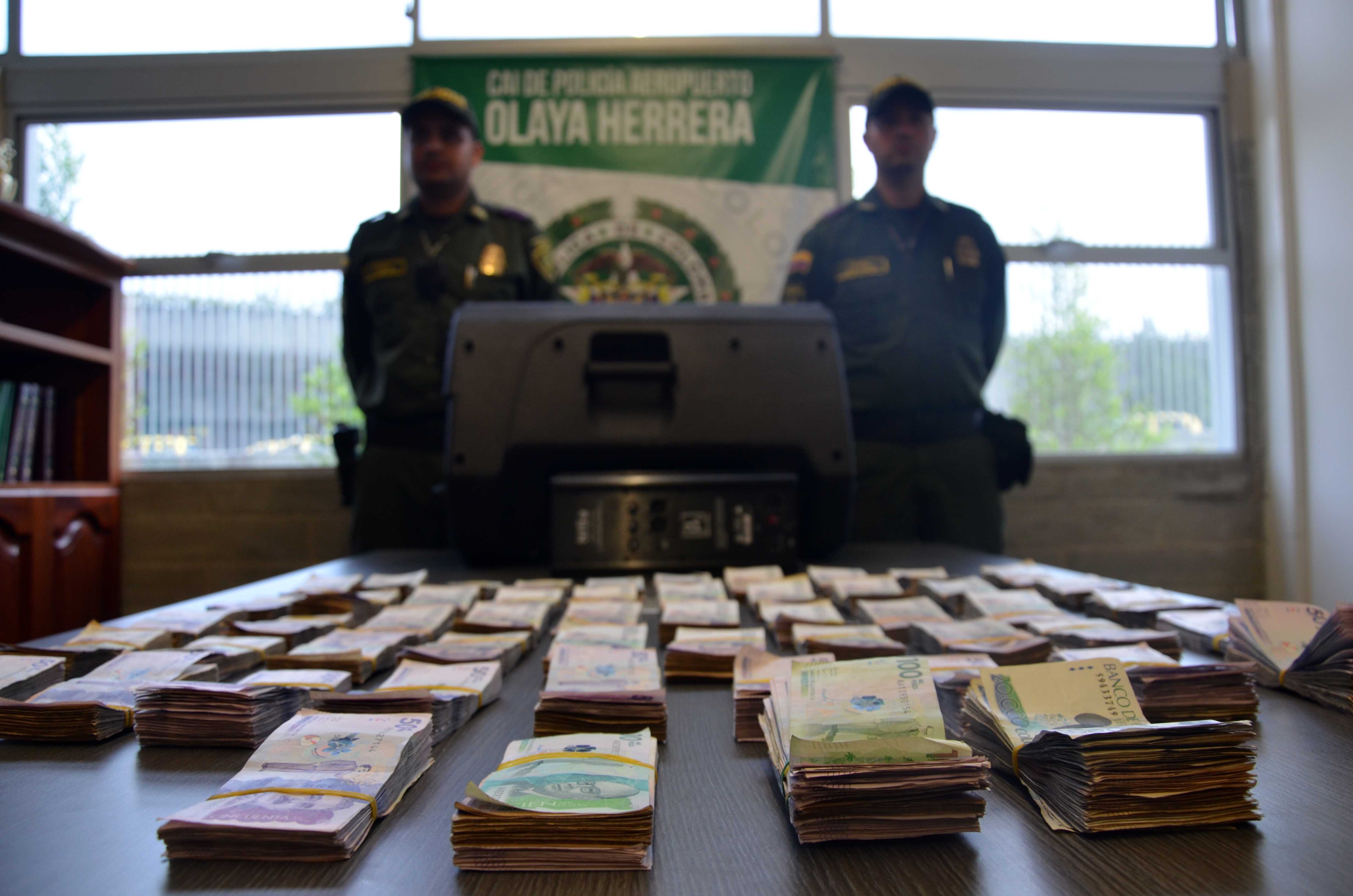 Policías custodian dinero incautado luego de controles en el aeropuerto de Medellín 