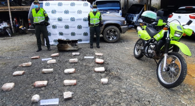 Alucinógenos incautados-policías custodiando 