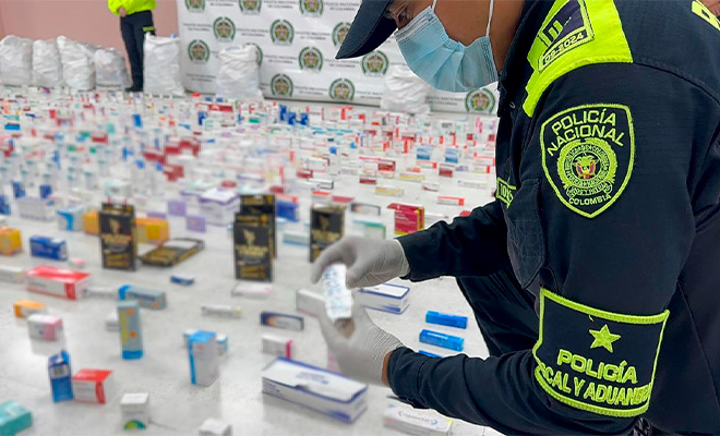 Polic&iacute;a revisando medicamentos incautados
