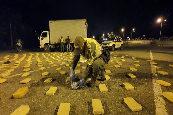 195 kilos de marihuana venían encaletados en el techo de un camión 