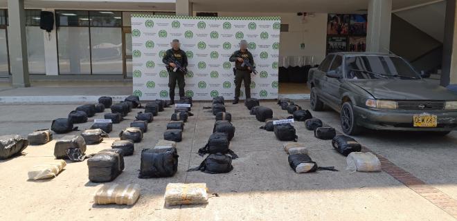 2 personas capturadas y más de 200 mil dosis de alucinógenos incautadas en operativos de la Policía. 