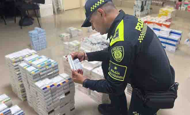 Policía revisando medicamentos incautados