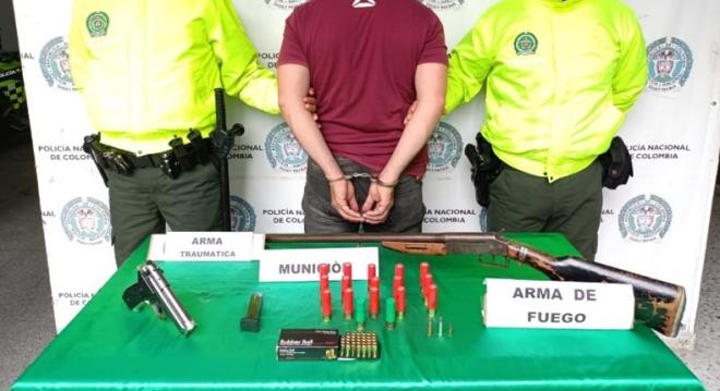 En zona rural de Quimbaya se logra la captura de un hombre con dos armas y munición