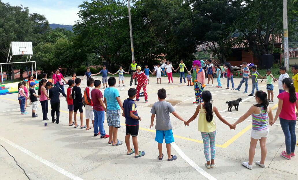 policia-jugando-con-la-niñez