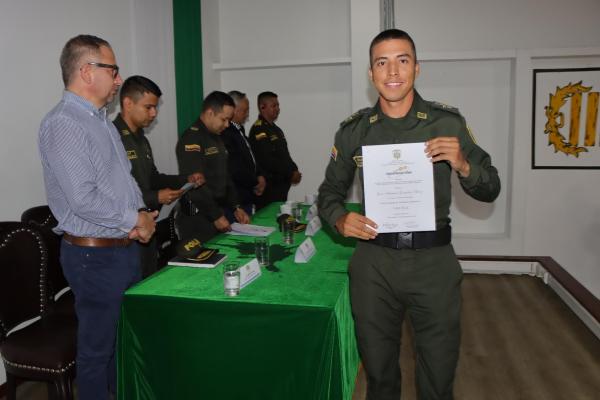 Estidiante de la Escuela de Carabineros Alejandro Gutiérrez recibe certificado de Instituto American Business School