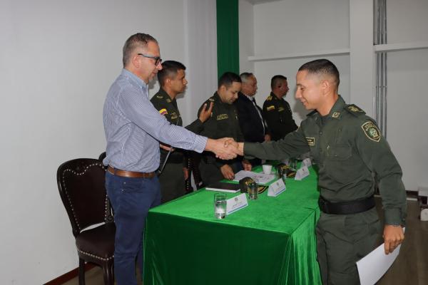 El doctor Iván Chapetón Pérez, presidente de la Fundación y del American Business School, entrega certificados