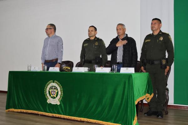 Mesa principal presidida por el señor teniente coronel Héctor Gerardo Daza Narváez,  y doctor Iván Chapetón Pérez, presidente de la Fundación y del American Business School 