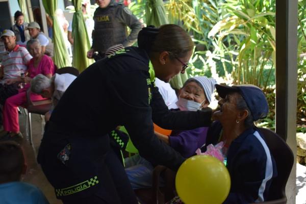 Espacio de esparcimiento con adultos mayores 