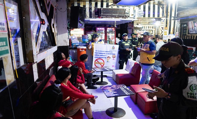 3 funcionarios de La Policía Nacional y 2 Funcionarios de la Secretaria de Seguridad y Convivencia realizando campañas de sensibilización a un grupo de 5 personas en establecimiento abierto al público 