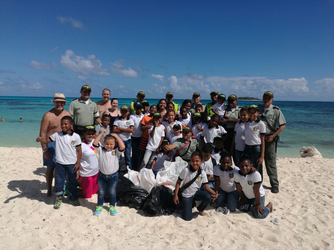 Jornada de limpieza por la Policía Nacional a las playas de San Andrés