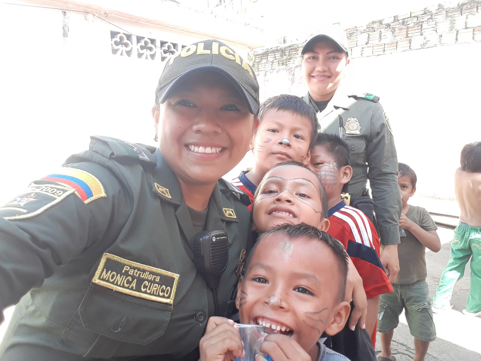 Patrullera ayuda con alegría a los niños