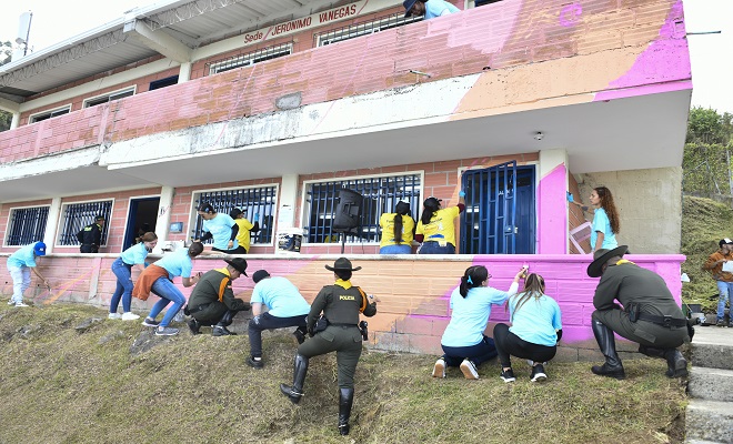 junto-a-la-comunidad-y-carabineros-pintaron-una-escuela-en-zona-rural-de-girar
